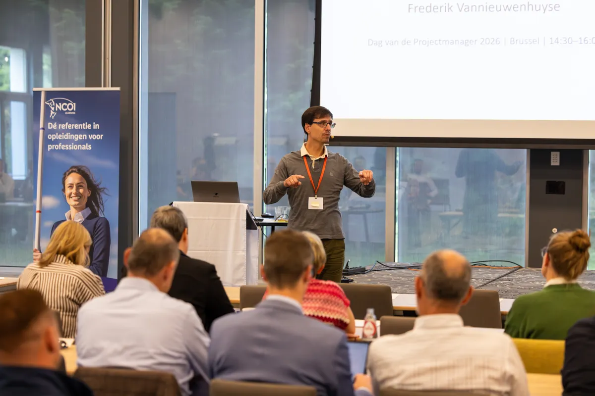 Frederik Vannieuwenhuyse presenting at NCOI Dag van de Projectmanager 2026, Brussels